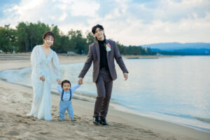 富山のコアラで新郎新婦と子供がロケーションフォトウェディングを行なっているファミリーフォトウェディング