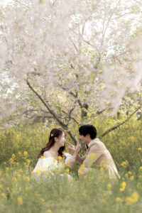 富山のコアラで洋装フォトウェディングをした春の桜と菜の花のフォトウェディング