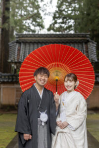 富山のコアラで和装ロケーションフォトウェディングを行なった富山フォトウェディングで和傘を使った新郎新婦