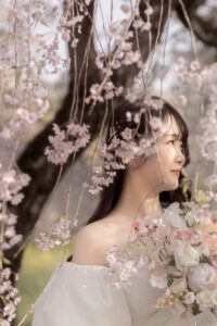 富山のコアラで洋装フォトウェディングをした春の桜と花嫁のフォトウェディング