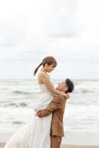 富山のコアラで洋装フォトウェディングを行なった新郎新婦の海フォトウェディング
