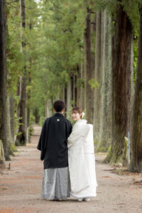 富山のコアラだ和装フォトウェディングを行なった白無垢の花嫁と紋付袴を着た新郎の富山フォトウェディング