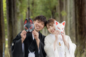 富山のコアラで和装ロケーションフォトウェディングで白無垢をきて狐のお面を持っている富山フォトウェディング