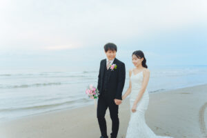富山のコアラが石川の海で洋装ロケーションフォトウェディングを行なった前撮り写真