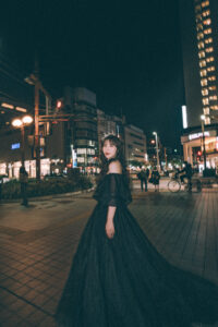 富山のコアラでブラックドレスを着た花嫁のロケーションフォトウェディング