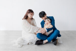 富山のコアラでナチュラルなスタジオファミリーフォトウェディングを行なった新郎新婦と赤ちゃん