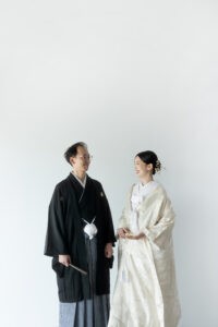 富山のコアラで和装フォトウェディングを行なった新郎新婦が見つめ合って微笑んでいる