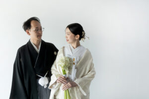 富山のコアラで和装スタジオフォトウェディングを行なった新郎新婦が見つめ合っている
