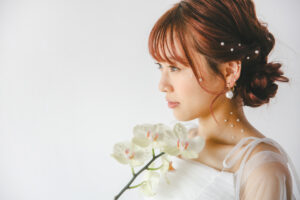 富山のフォトスタジオでパールをあしらった洋装花嫁のおしゃれなフォトウェディング