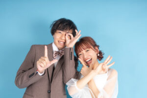 富山のコアラで新郎新婦がLOVEのポーズを作って撮影している富山フォトウェディング