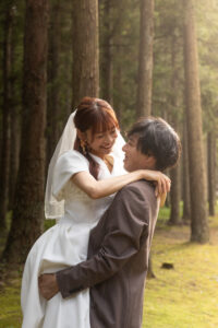富山のコアラが頼成の森で森林の中洋装フォトウェディングを行なった新郎新婦