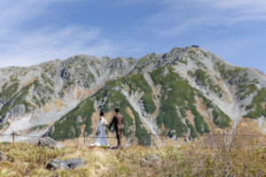 富山の立山黒部アルペンルート室堂で洋装フォトウェディングを行う新郎新婦の様子
