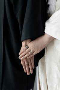 富山のコアラで和装フォトウェディングを行なった新郎新婦の手元