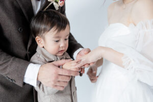 富山のコアラでファミリーフォトウェディングを行なった新郎新婦と子供の手元