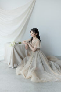 富山のコアラのスタジオで花嫁が座ってナチュラルフォトウェディングを行なっている様子