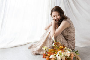 富山のコアラで洋装スタジオフォトウェディングを行なった花嫁の笑顔のフォトウェディング