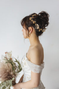 富山のコアラのスタジオで撮影したゆるふわアップのヘアスタイルをした花嫁のフォトウェディング