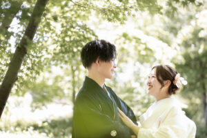 富山のコアラが森林の中でフォトウェディングを行った新郎新婦の前撮り写真