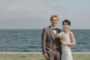 富山のコアラで夏に洋装ロケーションフォトウェディングを行なっている新郎新婦のフォトウェディング