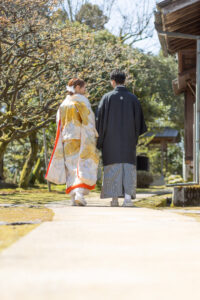 富山のコアラで和装ロケーションフォトウェディングを行なっている新郎新婦の後ろ姿