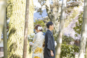 富山のコアラで和装ロケーションフォトウェディングを行なっている新郎新婦のフォトウェディング