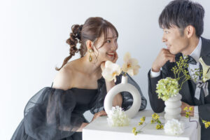 富山のコアラのスタジオでブラックドレスを着て撮影している新郎新婦