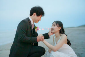 富山のコアラで洋装ロケーションフォトウェディングを海で行なった新郎新婦のフォトウェディング