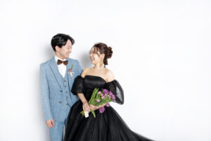 富山のコアラでブラックドレスを着てフォトウェディングを行なっている新郎新婦が見つめ合っている様子