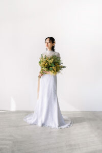 富山のコアラで洋装フォトウェディングを行なってミモザのブーケを持っている新婦のフォトウェディング