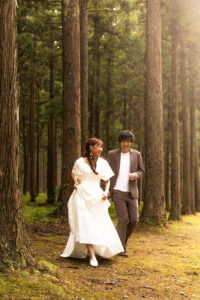 富山のコアラで森林で洋装ロケーションフォトウェディングを行った新郎新婦