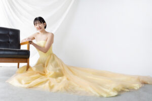 富山のコアラで黄色のドレスを着ている花嫁が座ってフォトウェディングを撮影している様子