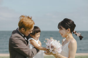 富山のコアラでロケーションファミリーフォトウェディングを行なった新郎新婦と子供