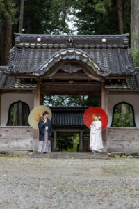 富山のコアラで和装ロケーションを行い和傘を持っている新郎新婦