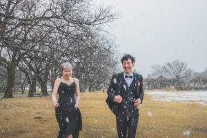 富山のコアラで冬にロケーションフォトウェディングを行なった新郎新婦のフォトウェディング