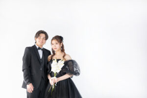 富山のコアラでブラックドレスを着た新郎新婦のフォトウェディング