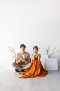 富山のコアラのスタジオでお花と一緒に撮影した新郎新婦のフォトウェディング