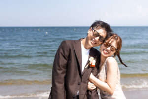 富山のコアラで海フォトウェディングを行なった新郎新婦のフォトウェディング