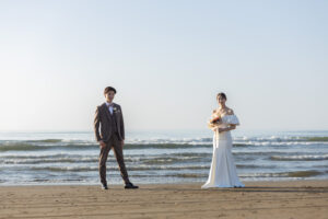 富山のコアラで海フォトウェディングを行なった新郎新婦の海フォトウェディング