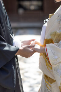 富山のコアラでロケーション和装フォトウェディングを行なった新郎新婦が手を取り合っている手元
