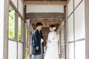 富山のコアラで和装フォトウェディングを行なった新郎新婦が見つめ合っている様子