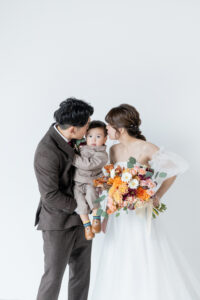 富山のコアラのスタジオでファミリーフォトウェディングを行なった新郎新婦のフォトウェディング