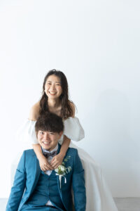 富山のコアラのスタジオで撮影する新郎新婦のフォトウェディング