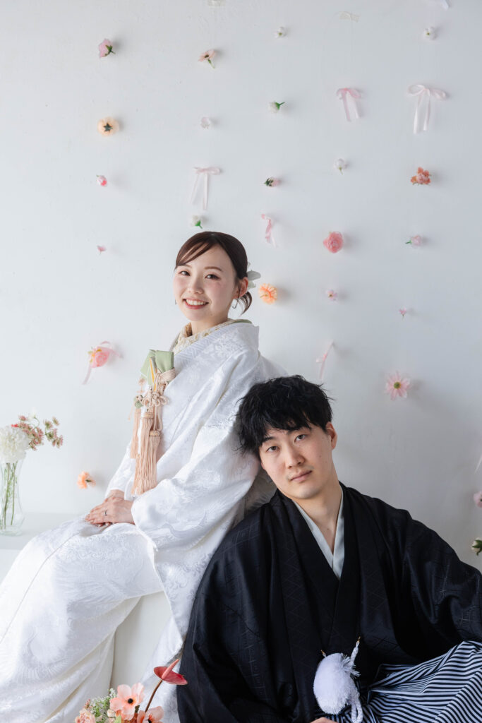 富山のフォトスタジオで生花を可愛くおしゃれに飾り付けて和装のフォトウェディングを撮影する新郎新婦の結婚写真