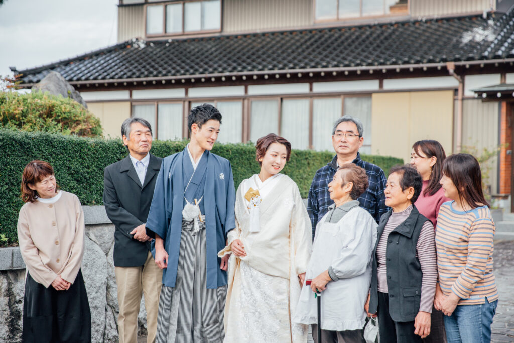 富山のドレスショップコアラのロケーションフォトウェディングで和装の新郎新婦が実家の家族と一緒に撮影した