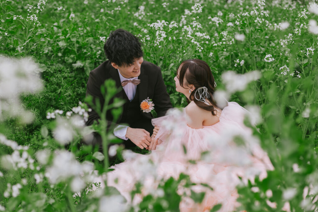 富山のドレスショップコアラが洋装でお花畑ロケーションフォトウェディングを行った写真