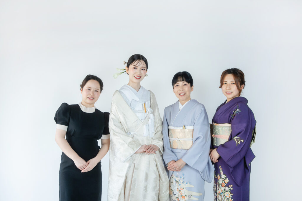 富山のドレスショップコアラでスタジオ和装フォトウェディングを行った新婦とその家族の写真